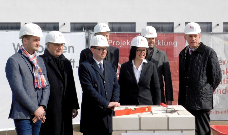 V.l.n.r.: R. Wolff (Lupp GmbH), R. Lechner (immexa), O. Igel (Bezirksbürgermeister), Dr. Keim (Co-Investor), M. Lechner (immexa), T. Wagenknecht (GBP Architekten) und K. Pahl (immexa)
