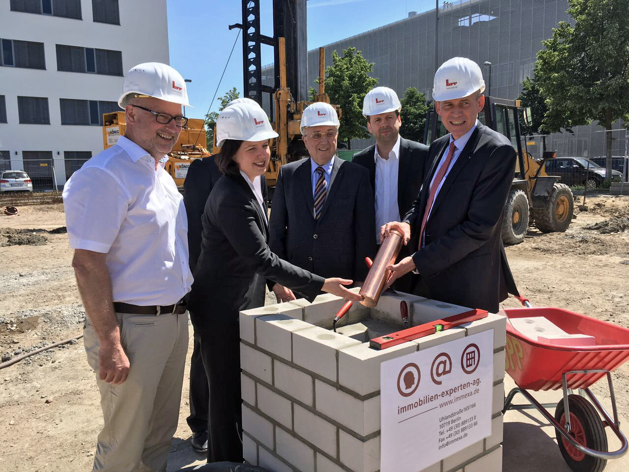 Grundsteinlegung für Büro- und Laborgebäude B3 am 1.6.2017: v.l.n.r. Bernd Bechthold (Lupp), Mareike Lechner (immexa), Rolf Lechner (immexa), Thomas Wagenknecht (GBP Architekten) und Klaus Pahl (immexa)